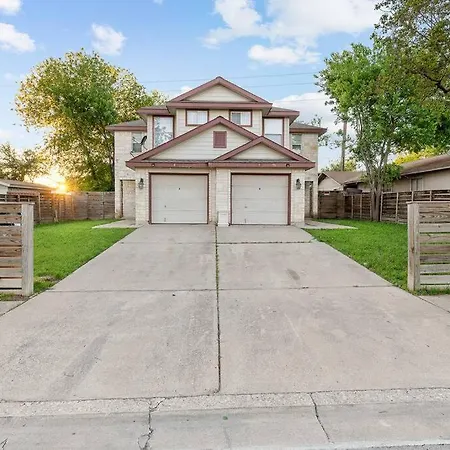 Entire Duplex - 10 Min From Downtown - Sleeps 20 Villa